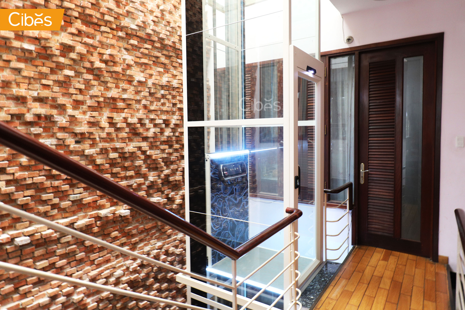 Thang máy gia đình Cibes được trang bị hệ thống đèn LED giúp việc di chuyển trở nên thuận tiện